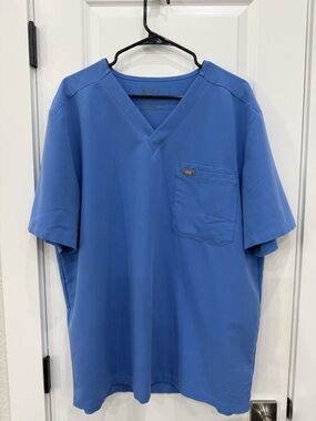 NWOT Figs Men’s V-Neck Scrub Set in Blue (top & bottoms)